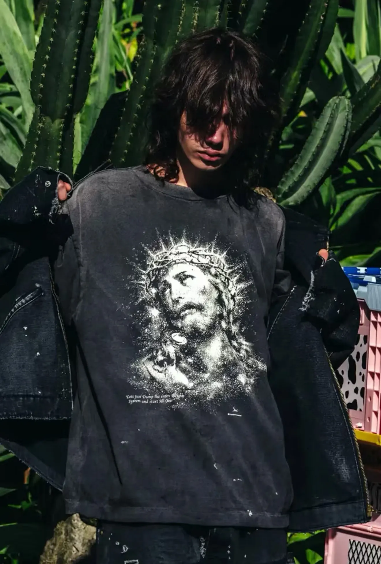 ❥8027#P136 Saint Mxxxxxx New luminous Jesus head is made of double yarn cotton batik fabric 280g, comfortable and breathable to wear. Full of street feel, loose fit. Craftsmanship: luminous printing + graffiti + spray coding, batik and wash. Size: (S-M-L-XL) Color: Washed black